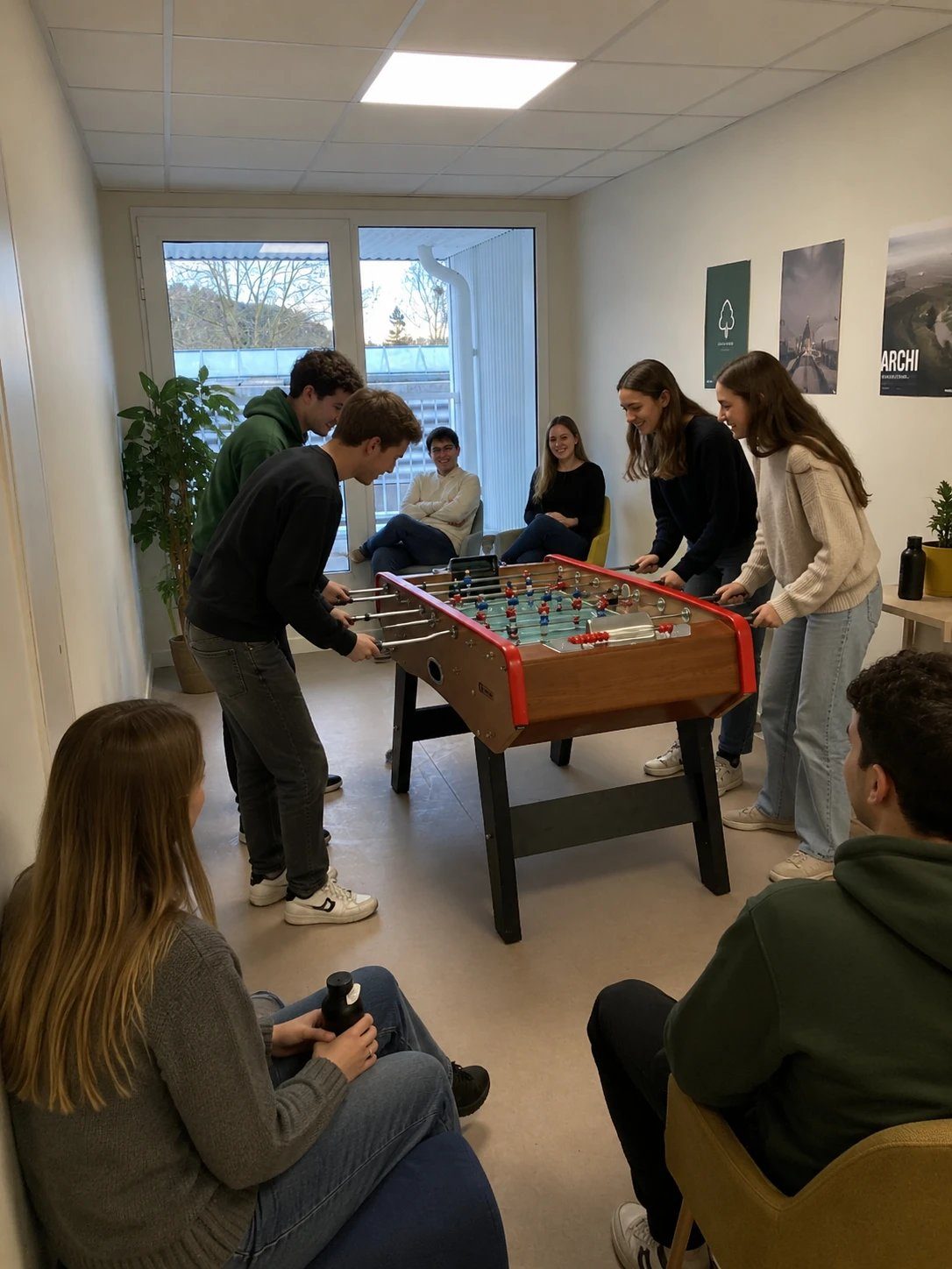 Résidents autour du baby-foot dans la salle commune du FJT Floirac