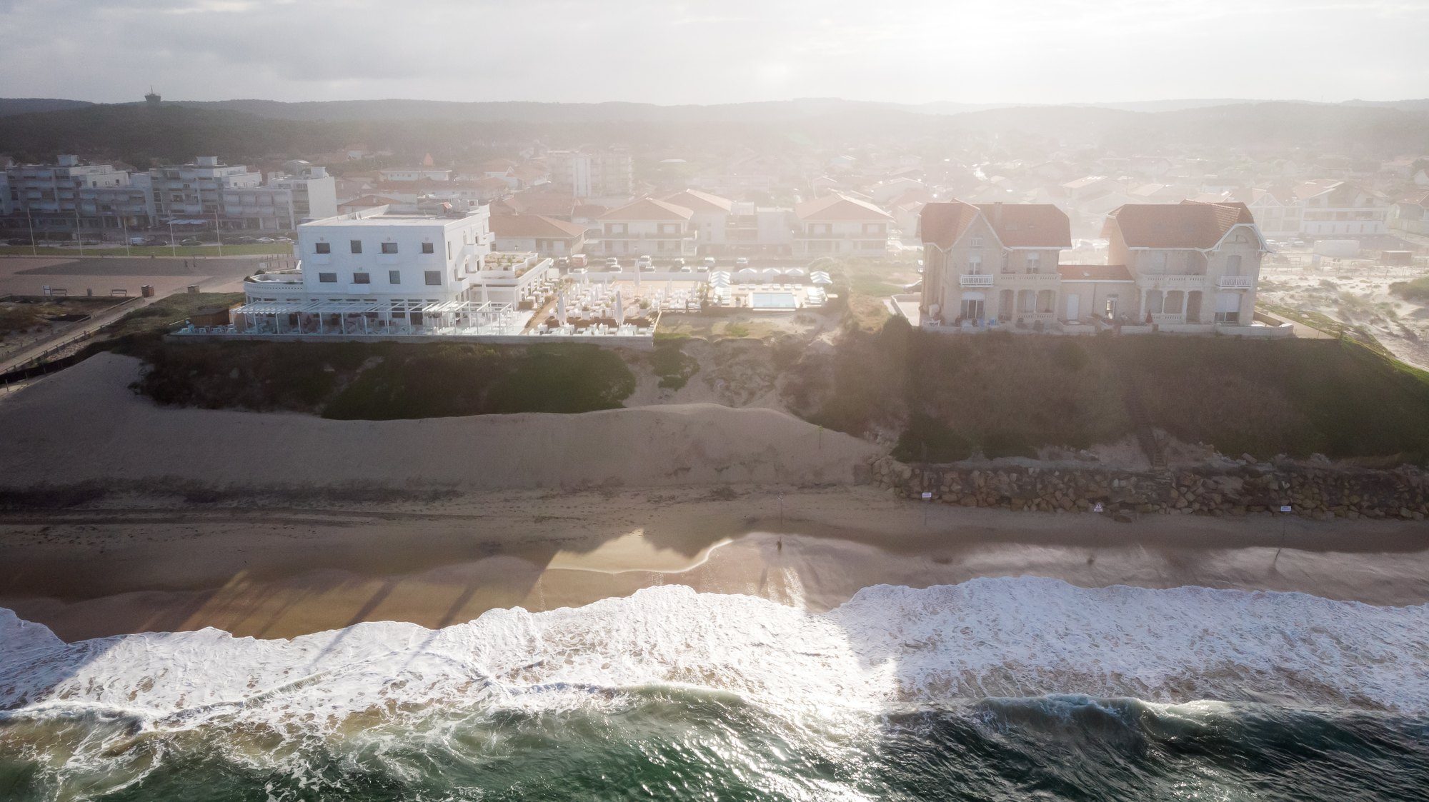 Grand Hôtel de la Plage — Vue aérienne — l'hôtel entre dune et océan